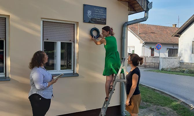 Koszorúzással emlékeztek a szenttamási íróra